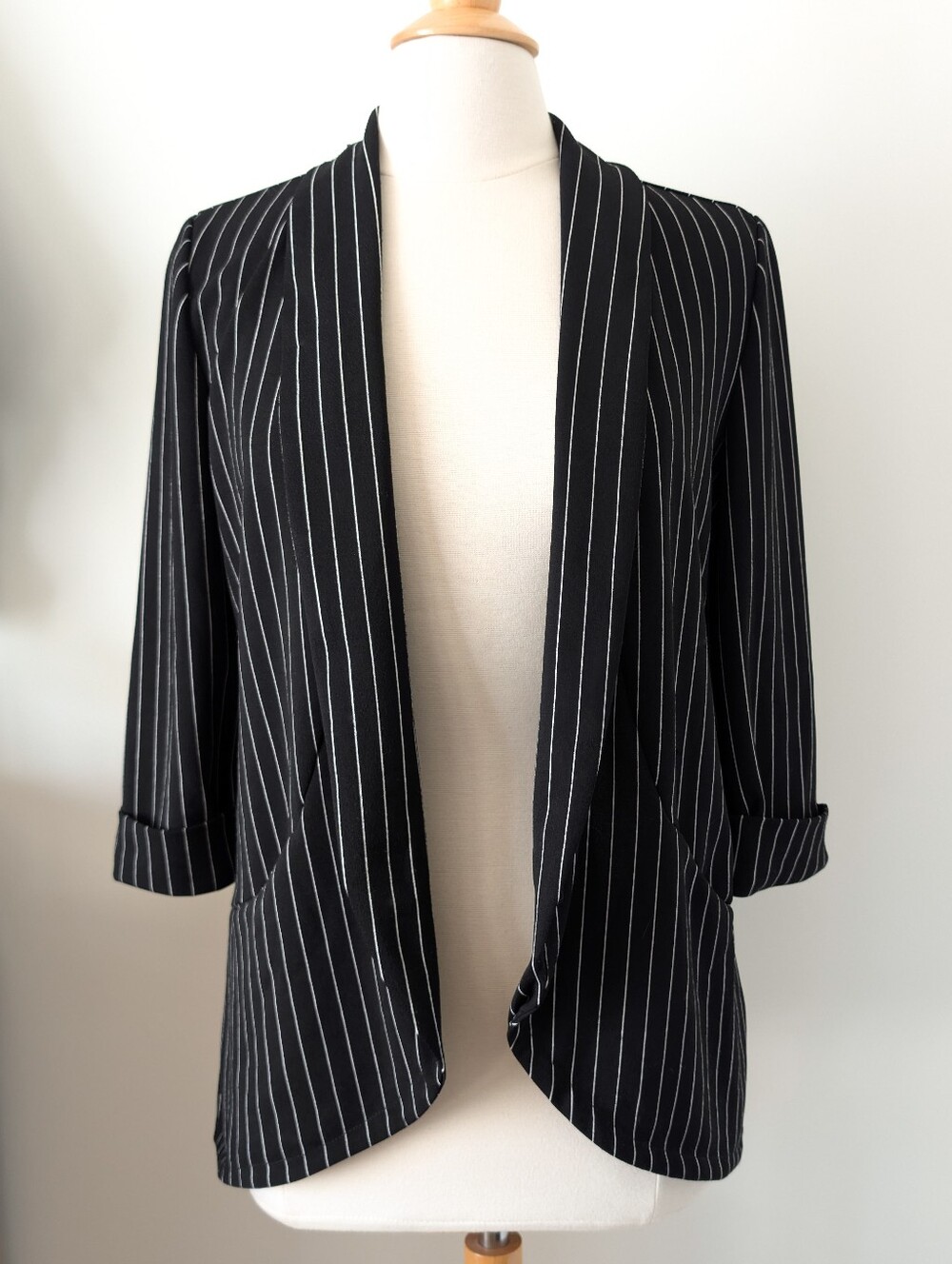 MADE IN CANADA - TAG straight black & white pinstripe blazer MEDIUM